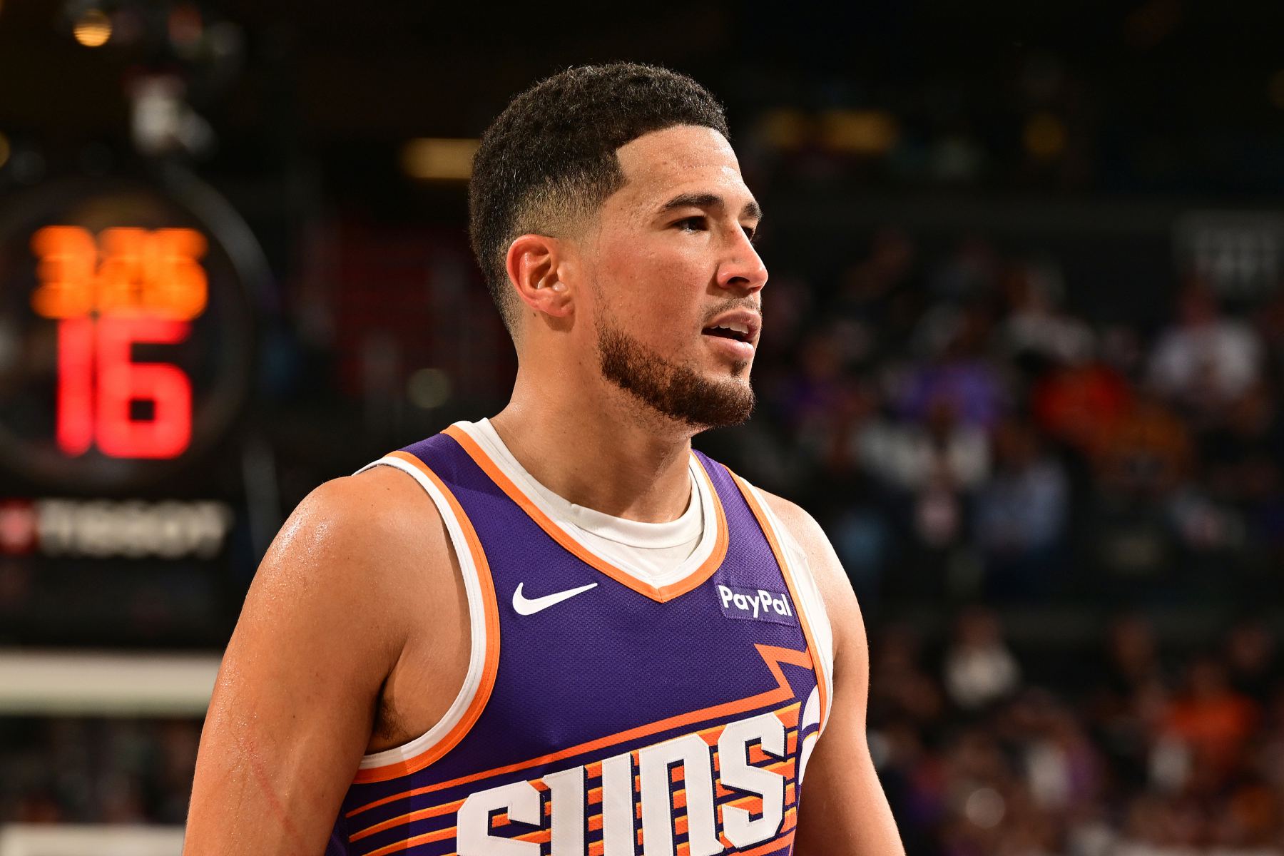 Isolé et impuissant ! Booker a marqué 31 points et 7 passes décisives, tombant dans une séquence de défaites consécutives.