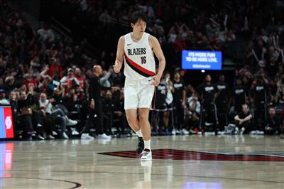 Yang Hansen parle d'avoir été interpellé par Curry : Il y a un problème avec la position du garde, couvrez-le d'un pas puis revenez en courant