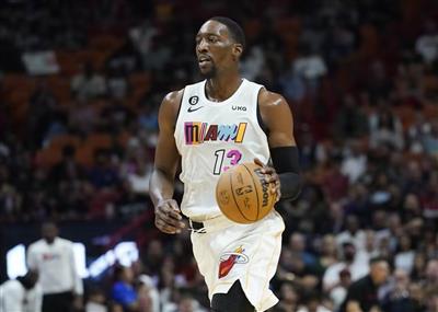 Pleine floraison ! Le Heat a marqué 42 points sur 7 des 9 tirs à trois points au premier quart, et Adebayor a marqué 18 points.