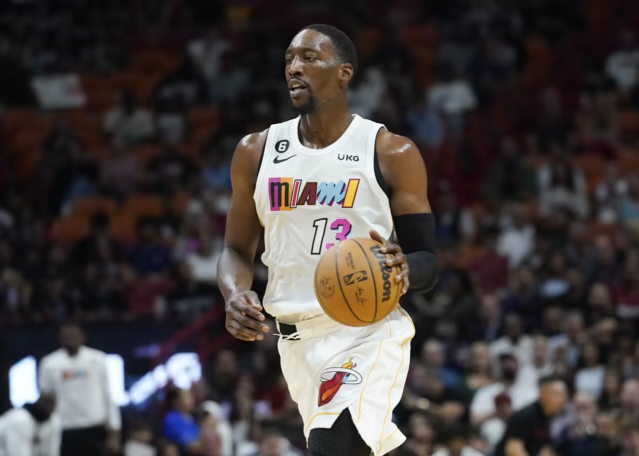 Officiel du Heat : Adebayo manquera le match contre les Hornets en raison d'une blessure au pied gauche