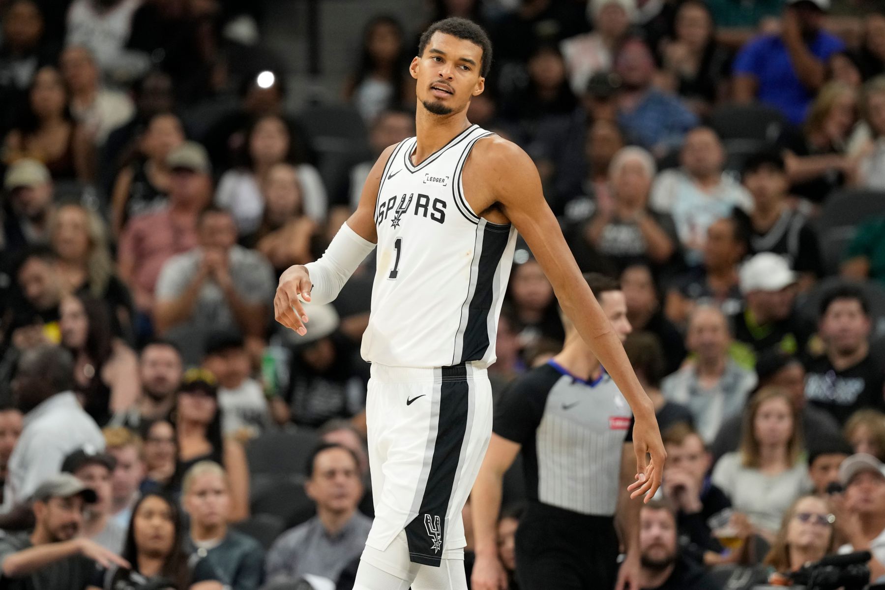L'entraîneur des Spurs parle des 6 fautes de Wenban : c'est un jeu étrange avec de nombreuses violations et une confrontation féroce