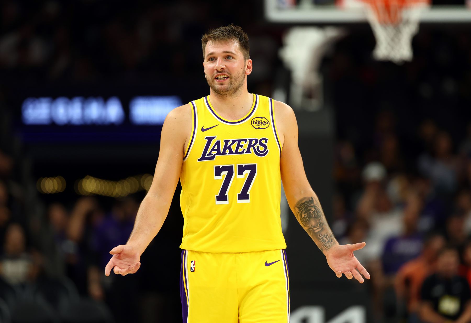 Battez Jordan! Doncic a marqué 200 points lors des cinq premiers matchs, se classant troisième de l'histoire