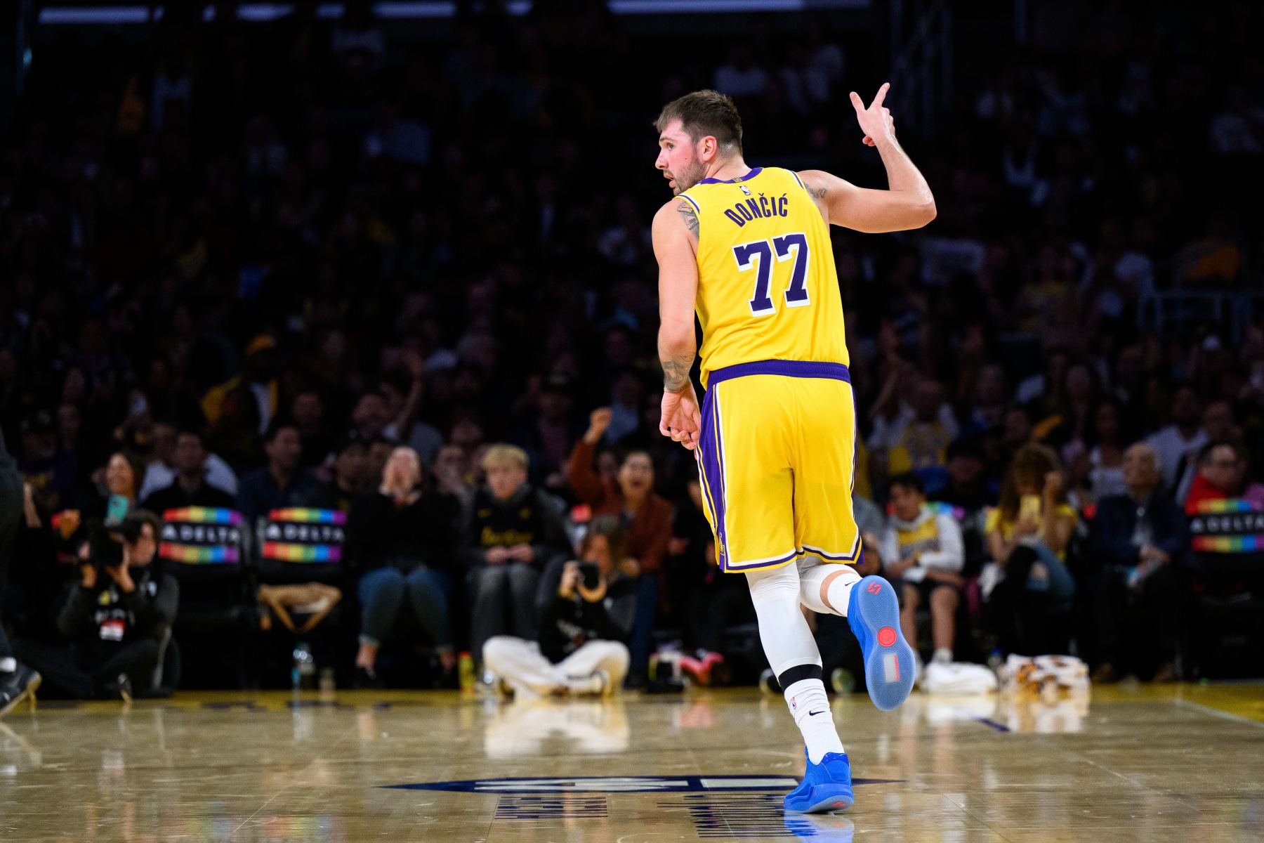 Sortie stable! Doncic a réalisé 13 des 17 lancers francs et a marqué 35 points, 9 rebonds, 13 passes décisives et 5 interceptions.