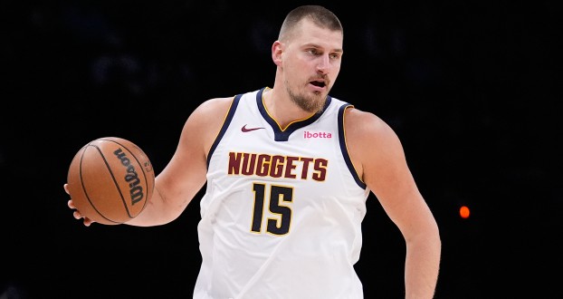 Jokic 19+7+8 & Gordon 17 points, les Nuggets prenaient 8 points d'avance à la mi-temps
