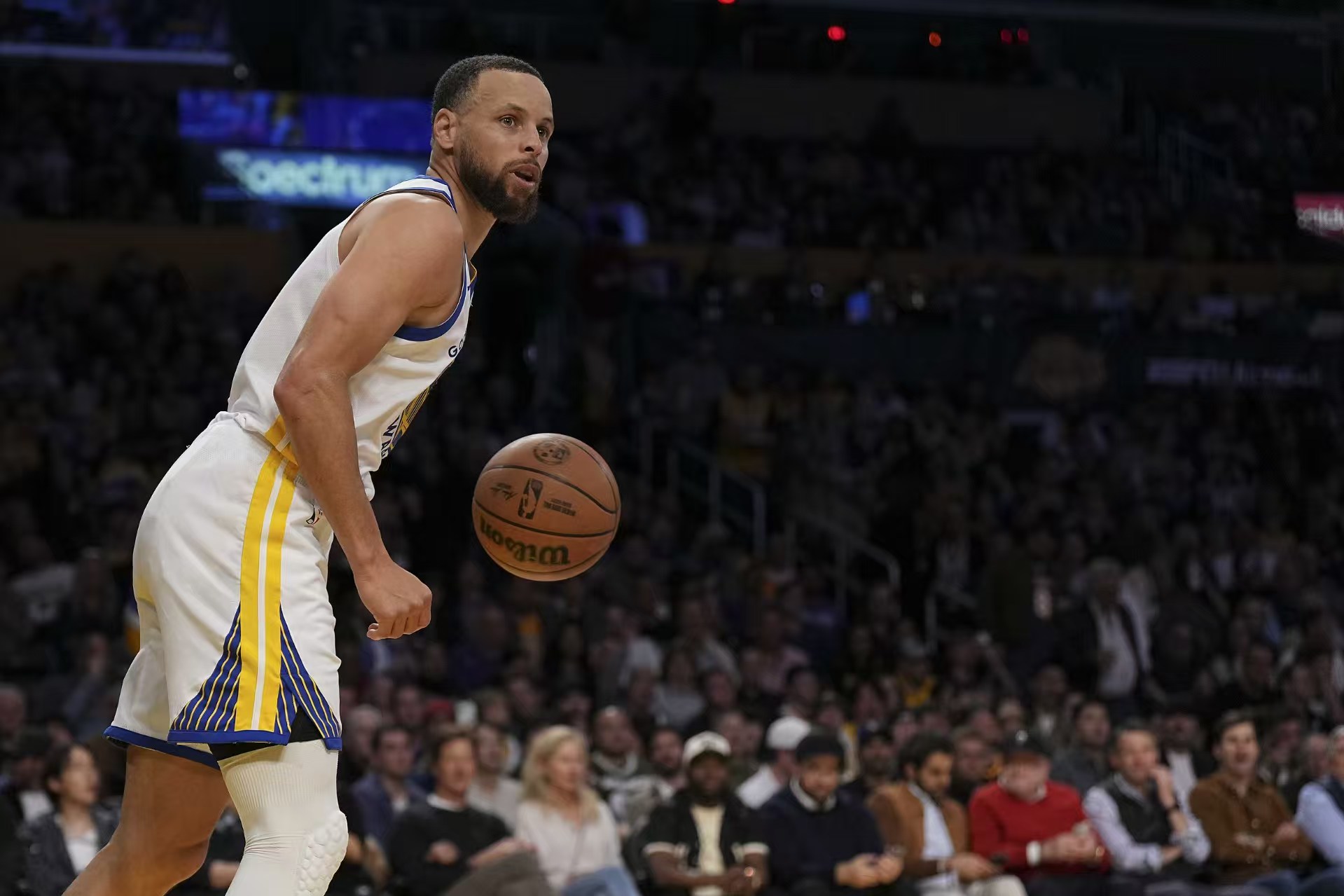 Après que Curry ait eu 35 ans, il a marqué plus de 45 points en 6 matchs, égalant James à égalité pour la première place de l'histoire.