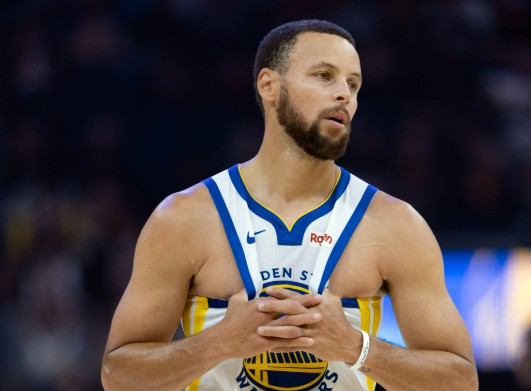 Curry a marqué 15 points et Moody a marqué 4 trois points, les Warriors ont marqué 7 points à la mi-temps et les Spurs ont avancé