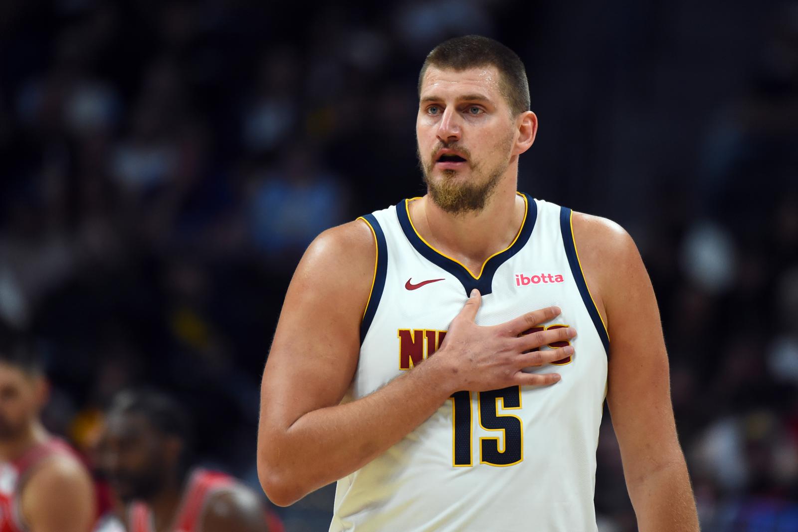 Au cours de la séquence de cinq victoires consécutives de Jokic, il a réalisé une moyenne de 32+12+12+2 par match et a tiré à 73 % depuis le terrain.
