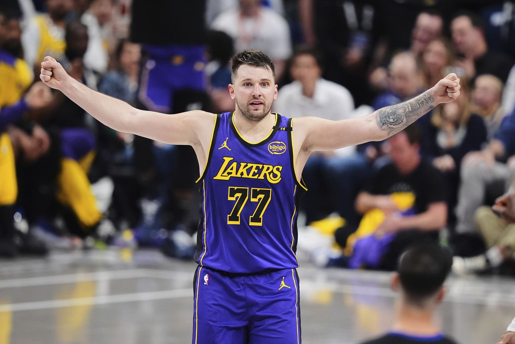 Doncic a récolté en moyenne 28,7 points par match au cours de sa carrière, juste derrière Jordan et Chamberlain dans l'histoire.