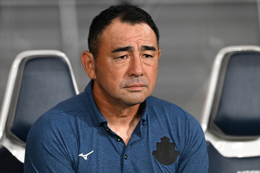 Journaliste : l'entraîneur de Nagoya, Kenta Hasegawa, est soupçonné d'intimidation et a demandé à la Fédération japonaise de football d'intervenir dans cette affaire